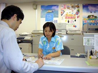 早期申し込み割引を充実させたツアー商品を展開し、顧客の囲い込みに力を入れる旅行各社=2日、近畿日本ツーリストの本社内営業所(東京都千代田区)