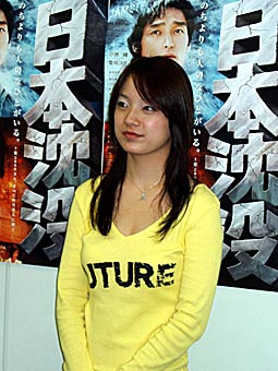 大作「日本沈没」の主題歌を歌うSunMin(ソンミン)。どこまでも伸びる声と、歌唱力が売りの19歳だ