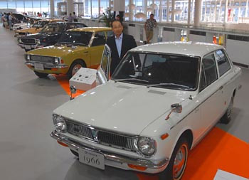 生誕40周年を記念した展示会で年代順にならぶ歴代カローラ=東京・青海(撮影・栗橋隆悦)
