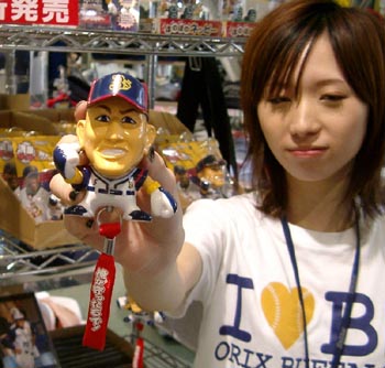手のひらサイズの「清原ボイス携帯ブザー」。警告音の前に「何すんねん!」と迫力ある声が犯罪者を一喝する=神戸市中央区のBーWAVE