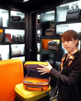 英サムソナイトの新しい直営店は、女性向けのラインアップも豊富だ=東京・銀座(撮影・高橋寛次)