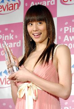 「エビアン・ピンク・アワード」に選ばれた女優の米倉涼子さん(撮影・寺河内美奈)