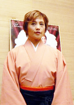 ピンクの紋付きと緑の袴の制服姿で退団を発表した大貫誠