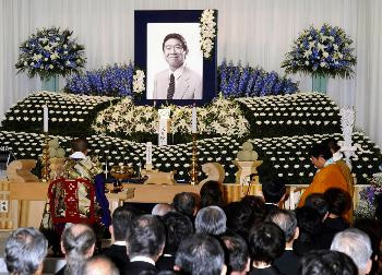 20日に74歳で死去した作家で前東京都知事の青島幸男さんの葬儀・告別式が27日、東京都港区の青山葬儀所で営まれた