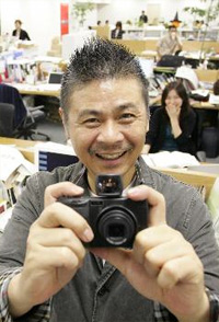 糸井さんが肌身離さず持ち歩くカメラで撮影した写真は「ほぼ日」にアップされる=東京・青山の東京糸井重里事務所