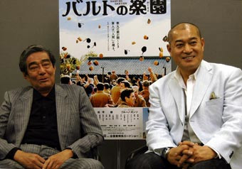 「ヒーローではなく一人の男として松江所長を見てほしい」と松平健(右)は言い、出目昌伸監督は「今の日本人に彼の生きざまが、どう映るのかを見てみたい」と話した