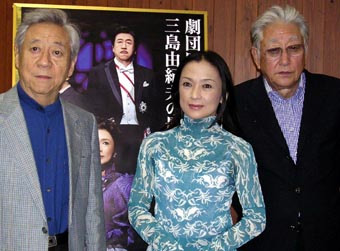 「京都できちんとした美しい日本語の『鹿鳴館』を見てほしい」と話す浅利代表と野村、日下(右から)=東京・浜松町の稽古場