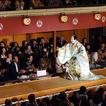 康楽館での公演で花道を行く中村勘三郎=秋田県小坂町