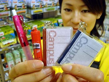 「かわいい×実用性」で人気 ミニチュア文具