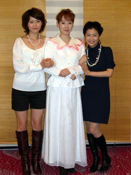 「マリー・アントワネット」に出演する涼風真世(中央)、新妻聖子(右)と笹本玲奈(左)