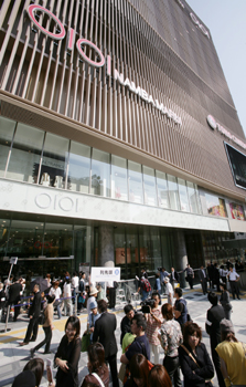 なんばマルイオープンを待つ買い物客ら。若者だけでなく、中高年の姿も目立った=午前9時36分、大阪市中央区