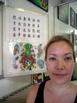 エリカ・スタンレーさんの店には、タトゥーのデザインとしての漢字の表示板まで備えてある