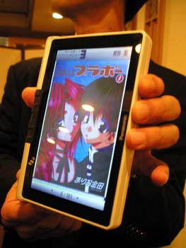 松下電器産業が発売する電子書籍端末。文庫本サイズで音楽や動画も楽しめる=26日、東京都千代田区の帝国ホテル