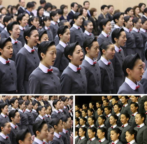 宝塚音楽学校入学式で校歌を斉唱する新入生ら=18日午前10時38分、兵庫県宝塚市(川村寧撮影)