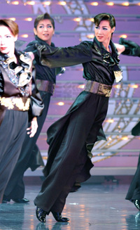公演の終盤、ばらの紳士たちによる群舞でフィナーレを盛り上げる