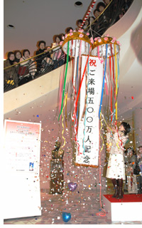 1階ロビーで行われたくす玉割り=東京宝塚劇場