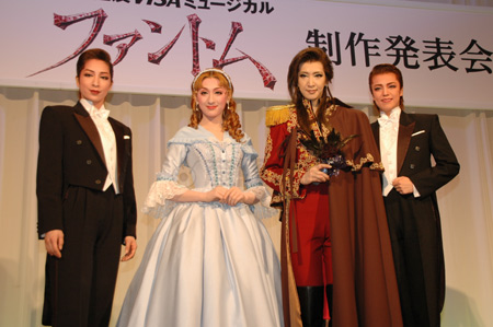 記者会見に出席した真飛聖、桜乃彩音、春野寿美礼、彩吹真央(左から)=東京・新橋の第一ホテル東京